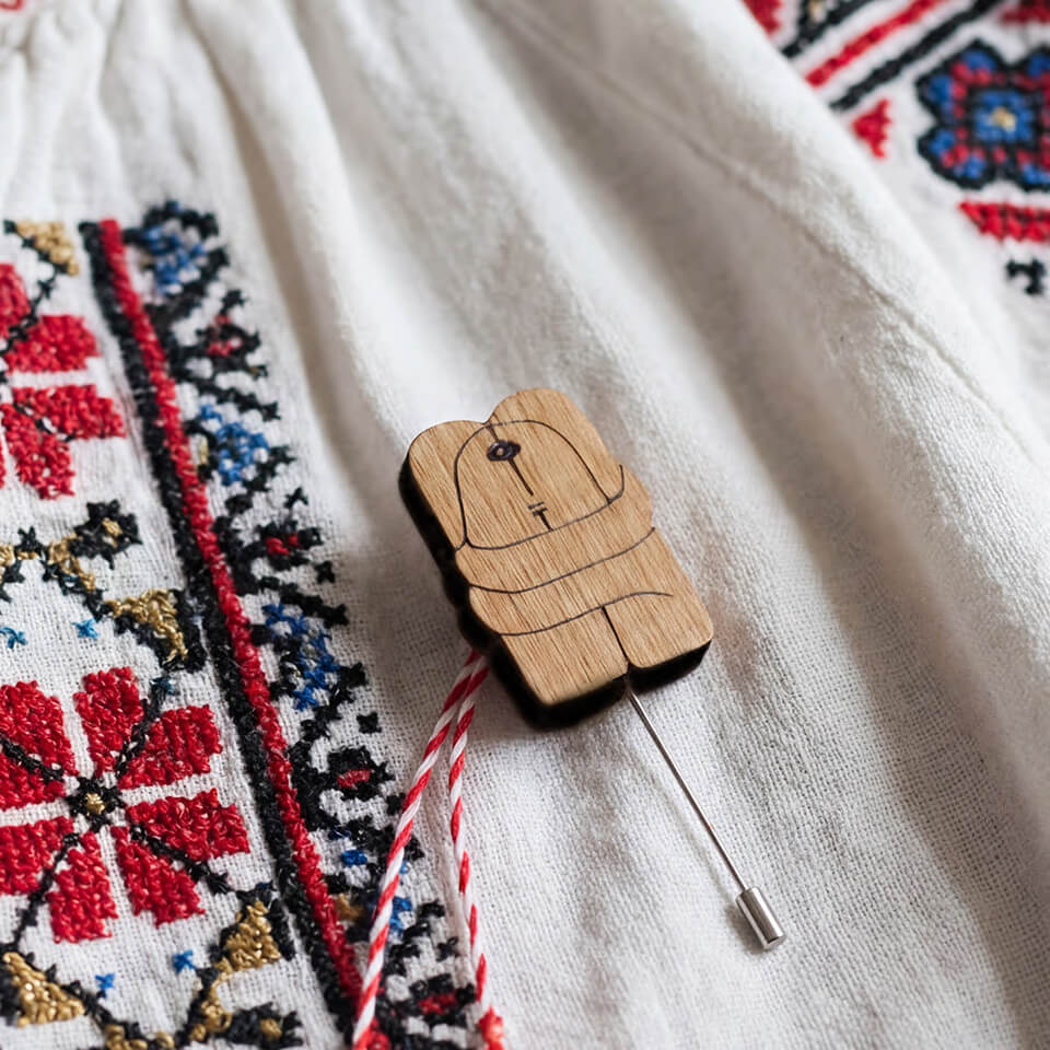 Martisor Brosa Sarutul, Inspirat de Brancusi, Lemn, Lucrat manual