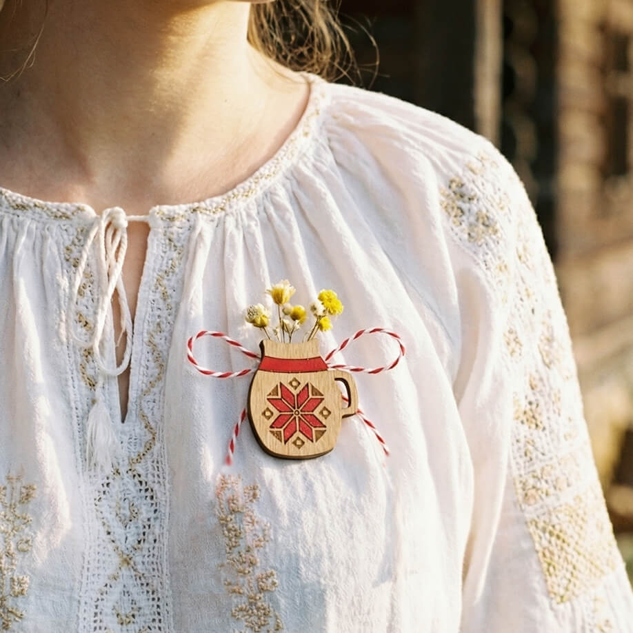 Martisor Brosa Vaza Traditionala, Lemn, Flori Naturale