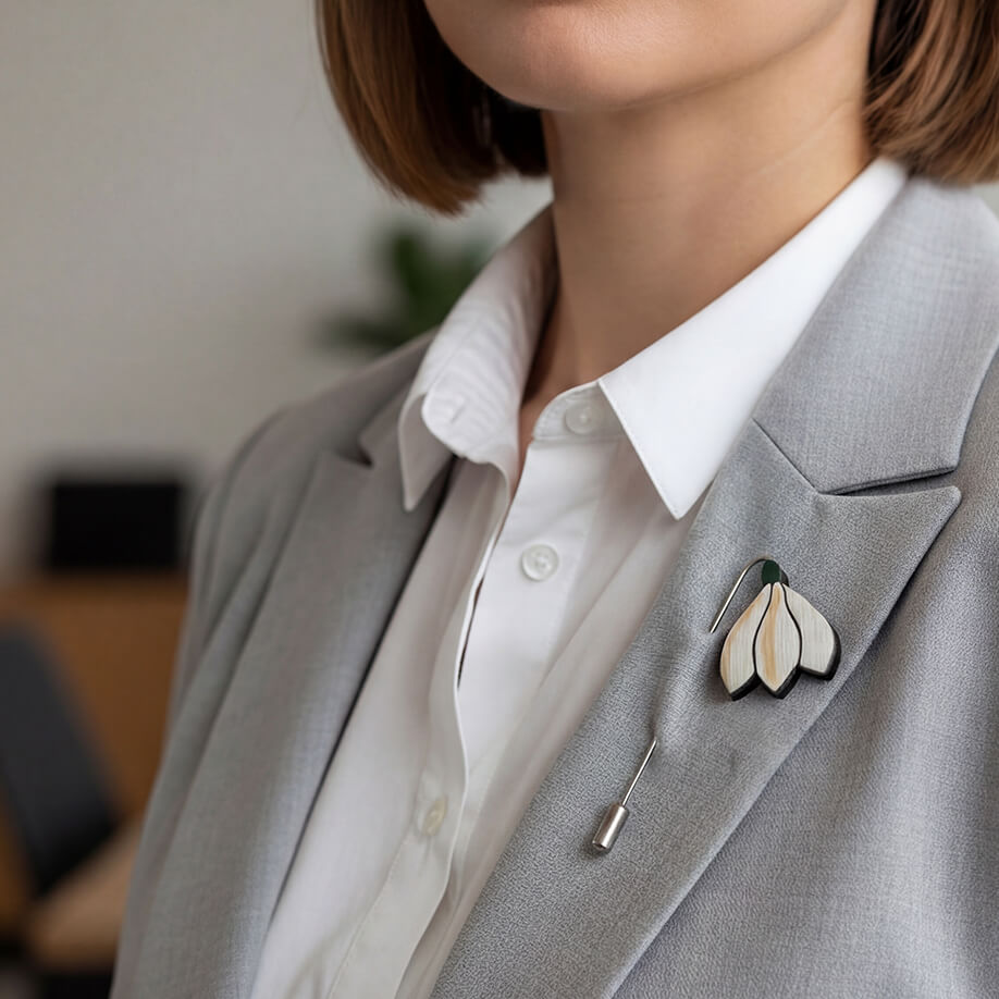 Martisor Brosa Floare Ghiocel, Lemn, Pictat Manual, Elegant