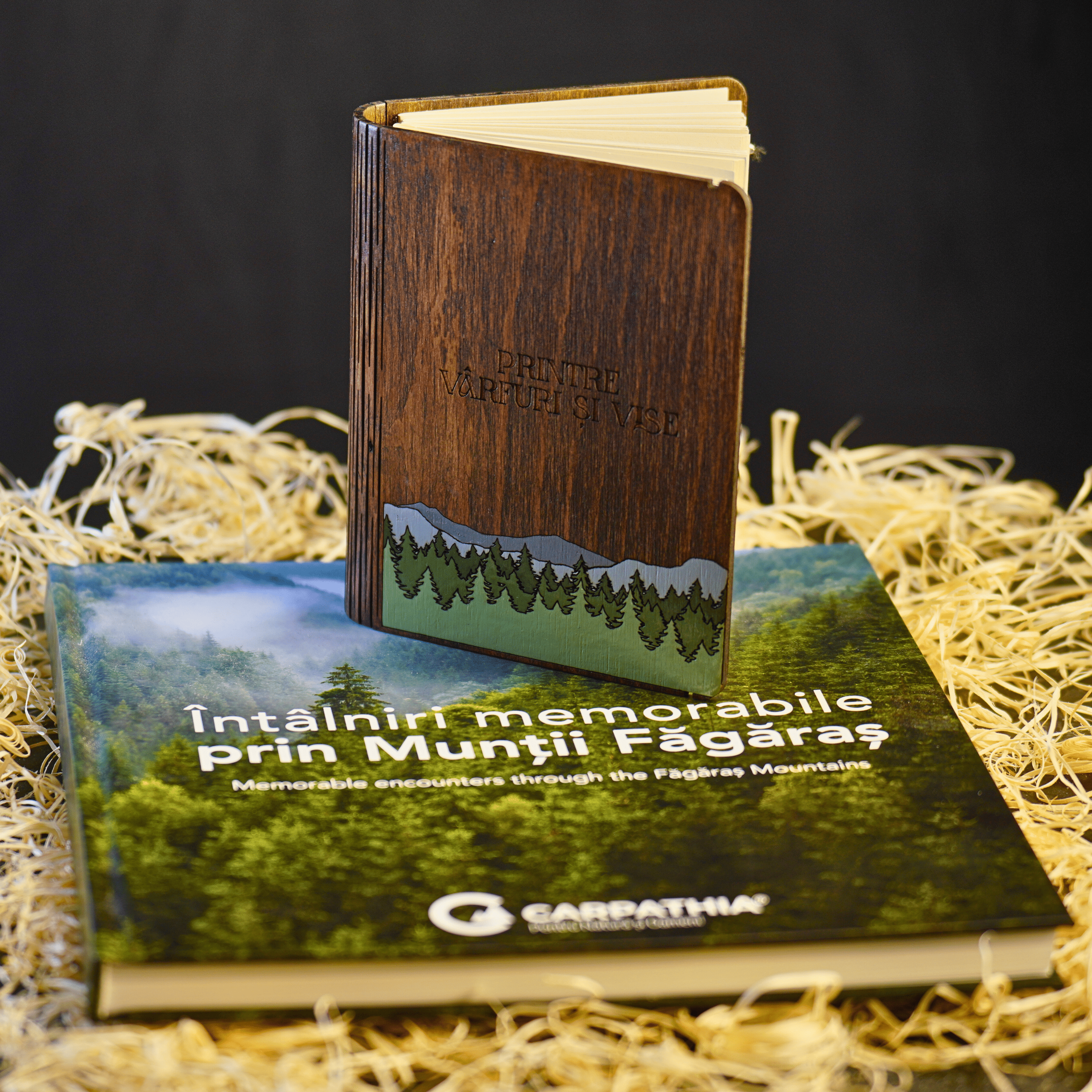 Pachet „Un munte de vise”: album foto Munții Făgăraș printat + agendă lemn